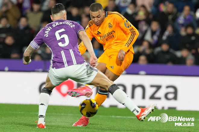 음바페는 경기 후 “해트트릭을 달성해 행복하다”며 “하지만, 해트트릭보다 더 좋은 건 팀 승리”라고 말했다. 이어 “치열한 순위 싸움이 이어지고 있다. 팀이 선두에 올라 있지만 아틀레티코 마드리드의 추격이 거세다. 올 시즌 가장 중요한 건 리그 우승컵을 따내는 것이다. 동료들과 서로를 도와가며 남은 경기들을 잘 치러낼 것”이라고 했다. 사진=AFPBBNews=News1