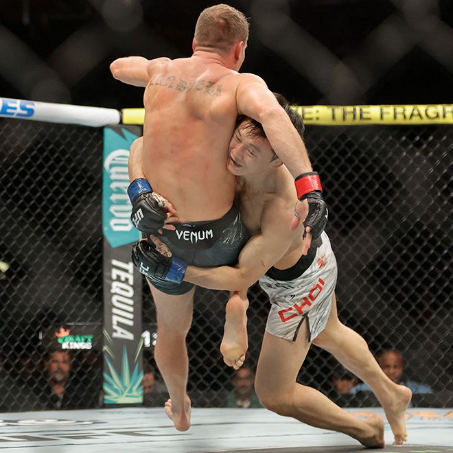 최두호(오른쪽)가 UFC 310 메인카드 제1경기에서 네이트 랜드웨어를 넘어뜨리고 있다. 사진=Getty Images=연합뉴스 제공