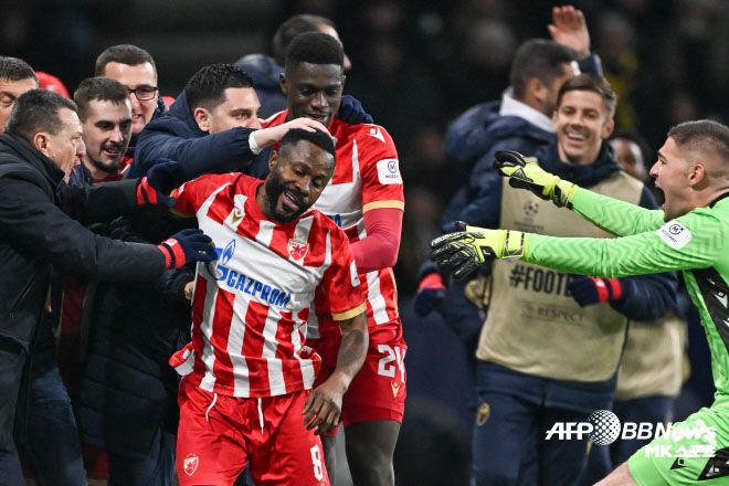 결승골을 터뜨린 캉가가 동료들의 축하를 받고 있다. 사진=AFPBBNews=News1