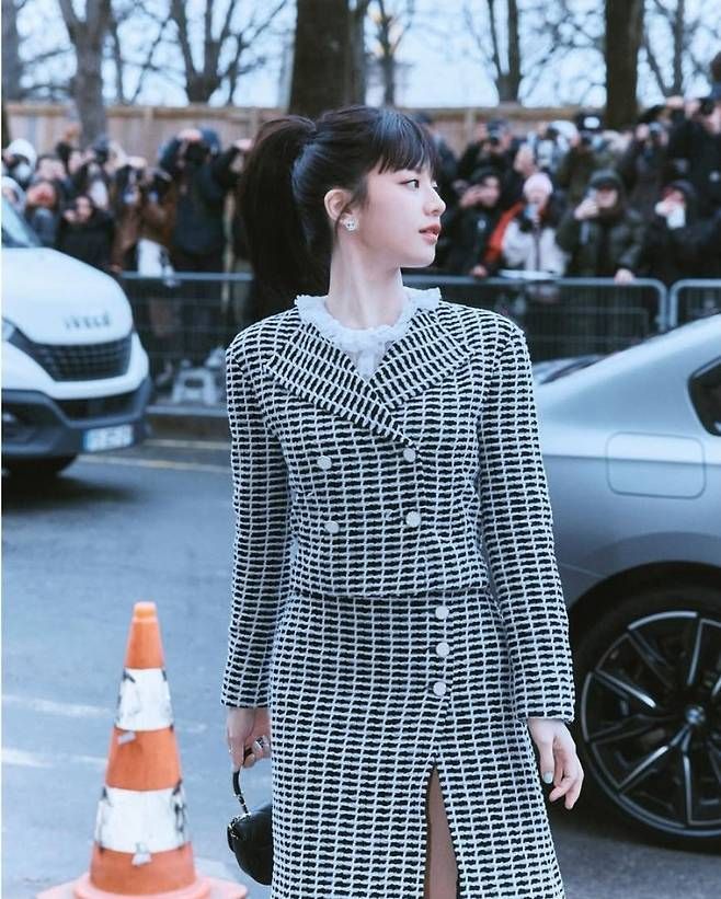 고윤정은 섬세한 단추 디테일과 프릴이 더해진 블라우스가 그녀만의 청순하면서도 우아한 매력을 극대화했다.사진=고윤정 SNS