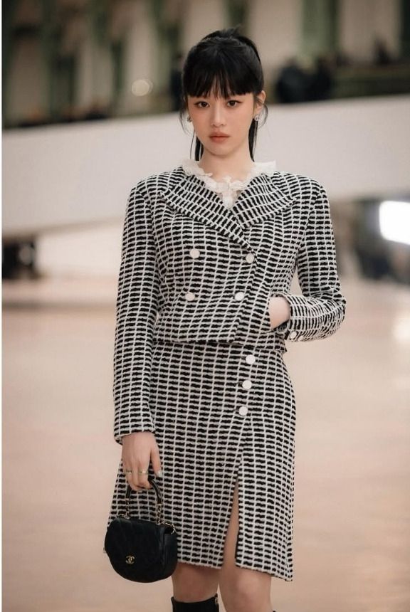 고윤정은  블랙 앤 화이트 패턴의 트위드 셋업을 완벽하게 소화하며 고급스러운 샤넬 룩을 선보였다.사진=고윤정 SNS