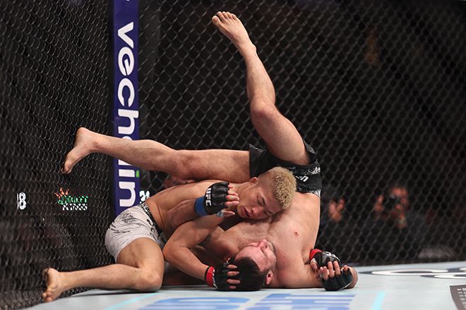 나카무라 린야가 2024년 2월 UFC298에서 그래플링 우위를 점하고 있다. 사진=Getty Images=연합뉴스 제공