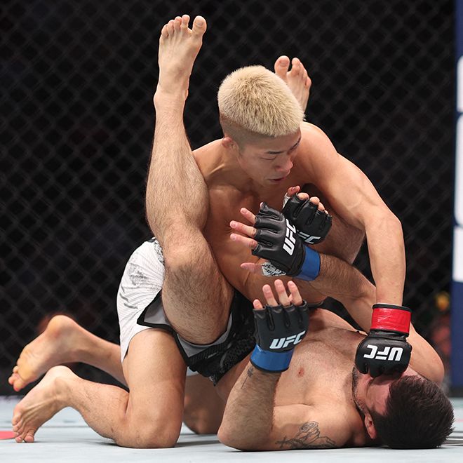 나카무라 린야가 2024년 2월 UFC298에서 상위 포지션을 점유하고 있다. 사진=Getty Images=연합뉴스 제공