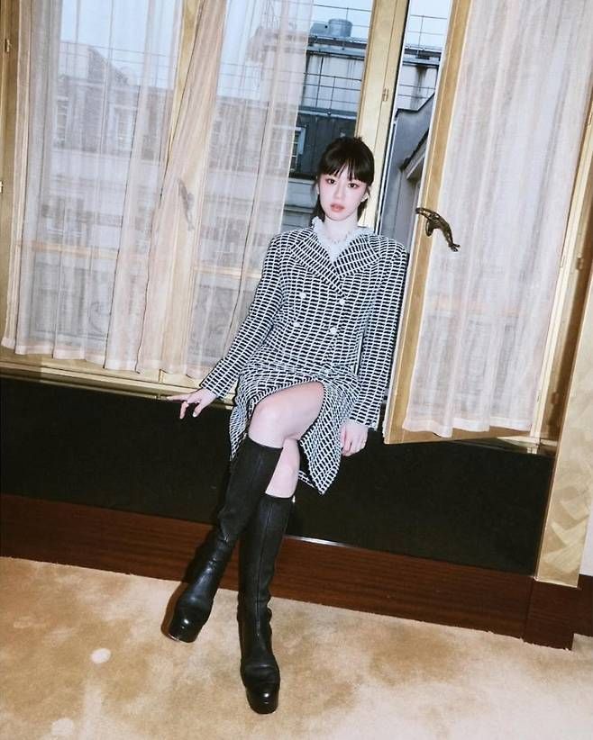 고윤정은 미니 샤넬 백과 롱부츠를 매치해 트렌디하면서도 럭셔리한 분위기를 연출했다.사진=고윤정 SNS