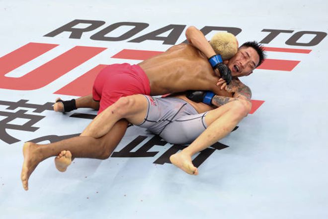 냠자르갈 트멘뎀베렐이 2023년 5월 Road to UFC 시즌2 플라이급 원매치 도중 상대에 깔리고 있다. 사진=TKO