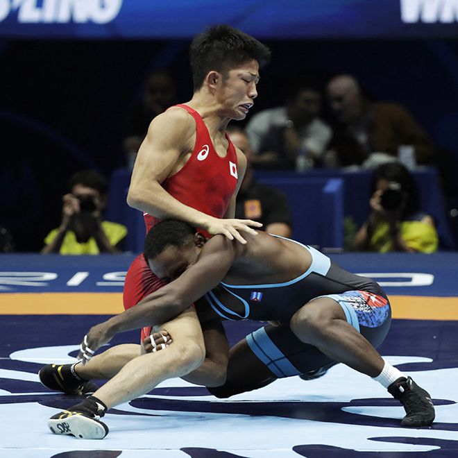 나카무라 린야가 2017년 제14회 국제레슬링연맹 세계선수권대회 자유형 61㎏ 동메달 결정전을 치르고 있다. 사진=AFP=연합뉴스 제공