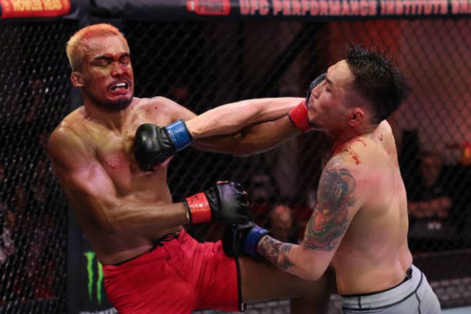 톱노이 키우람(왼쪽)이 2023년 5월 Road to UFC 시즌2 플라이급 원매치에서 냠자르갈 트멘뎀베렐과 공격을 주고받고 있다. 사진=TKO