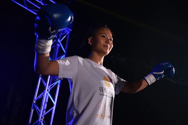 정유정이 2024년 7월 일본 도쿄 요요기 국립경기장 제2체육관 K-1 데뷔전에 입장하고 있다. 사진=㈱M-1スポーツメディア