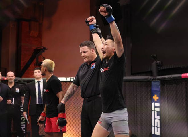 냠자르갈 트멘뎀베렐이 톱노이 키우람에게 Road to UFC 시즌2 플라이급 원매치 2-1 판정승을 거두자 기뻐하고 있다. 사진=TKO