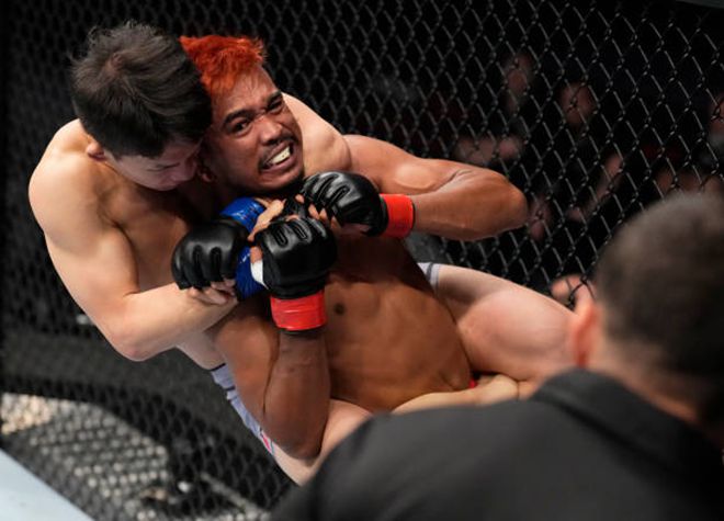 박현성이 2022년 10월 Road to UFC 시즌1 플라이급 준결승 맨손조르기로 톱노이 키우람을 제압하고 있다. 사진=TKO