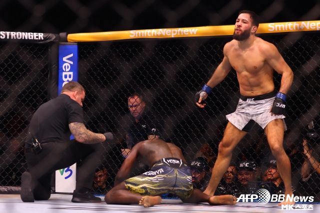 이스라엘 아데산야가 또 쓰러졌다. 사진(리야드 사우디 아라비아)=AFPBBNews=News1