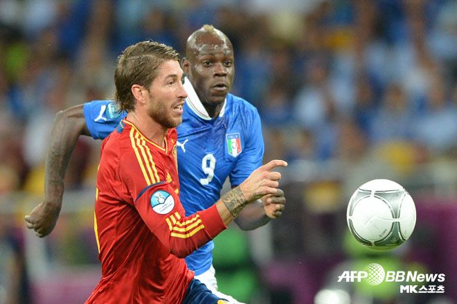 이탈리아 국가대표팀 주전 스트라이커였던 마리오 발로텔리(사진 오른쪽). 사진=AFPBBNews=News1