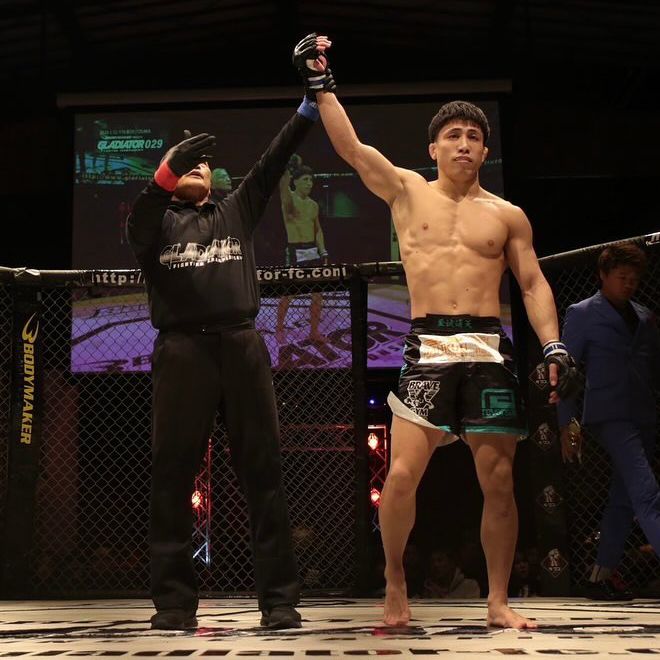 구마자키 나쓰키가 2025년 1월 종합격투기 데뷔 4연승 선언을 받고 있다. 사진=GLADIATOR