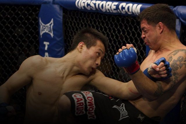 정찬성(왼쪽)이 WEC48에서 치른 미국 종합격투기 데뷔전에서 공격하고 있다. 사진=TKO
