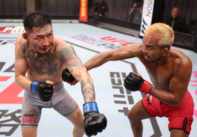 태국 무에타이 라자담넌 55.3㎏ 1위 톱노이 키우람(오른쪽)이 2023년 5월 Road to UFC 시즌2 플라이급 원매치에서 냠자르갈 트멘뎀베렐과 타격전을 벌이고 있다. 사진=TKO