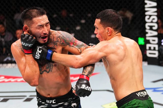 냠자르갈 트멘뎀베렐이 2024년 11월 UFC on ESPN+ 106에서 맞고 있다. 사진=TKO