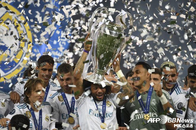 마르셀루는 2월 6일 자신의 사회관계망서비스(SNS)를 통해 “18살 때 레알 마드리드와 첫 인연을 맺었다”며 “나는 ‘자랑스러운 마드리드 사람’이라고 말할 수 있다”고 전했다. 이어 “16시즌 동안 25개의 우승컵을 들어 올렸다. 유럽축구연맹(UEFA) 챔피언스리그(UCL)에서만 5번 우승했다. 나는 자랑스러운 레알에서 주장도 맡았다. 산티아고 베르나베우에서 마법 같은 밤을 수없이 경험했다. 정말 놀라운 여정이었다. 선수 생활을 마치지만 아직 축구계에 기여할 게 많다고 생각한다. 모두에게 감사하다”고 했다. 사진=AFPBBNews=News1