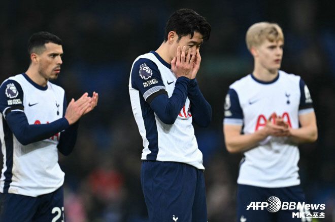 리버풀 홈에서 펼쳐진 2024-25시즌 EFL컵 준결승 2차전은 1차전과 완전히 달랐다. 토트넘은 경기력에서부터 리버풀에 압도당했다. 리버풀은 전반 34분 코디 각포의 선제골을 시작으로 모하메드 살라(후반 6분), 소보슬러이(후반 30분), 반 다이크(후반 40분)가 골맛을 봤다. 리버풀은 슈팅 수에서부터 토트넘에 26-5로 크게 앞섰다. 사진=AFPBBNews=News1