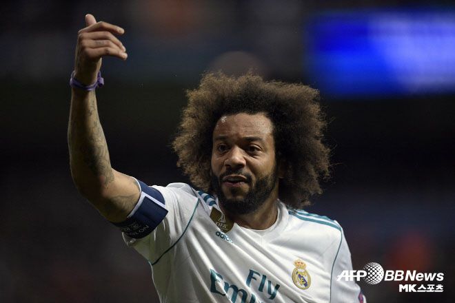 레알은 홈페이지를 통해 “마르셀루는 우리 구단 역사에 남을 위대한 전설”이라며 “세계 축구 역사에서도 상징적인 선수”라고 극찬했다. 이어 “마르셀루는 레알에서 가장 성공적인 시대를 함께한 핵심 선수였다. 마르셀루는 546경기에서 25개의 우승 트로피를 들어 올렸다. 마르셀루는 환상적인 개인 능력에 팀을 위한 희생정신을 더한 완벽한 선수였다. 마르셀루는 우리의 마음속에 영원히 남을 것이다. 레알은 언제나 마르셀루의 집이며, 우린 마르셀루의 새로운 인생을 응원한다”고 했다. 사진=AFPBBNews=News1