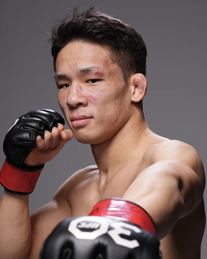 박현성이 2023년 12월 UFC 데뷔승 기념 촬영을 하고 있다. 사진=TKO