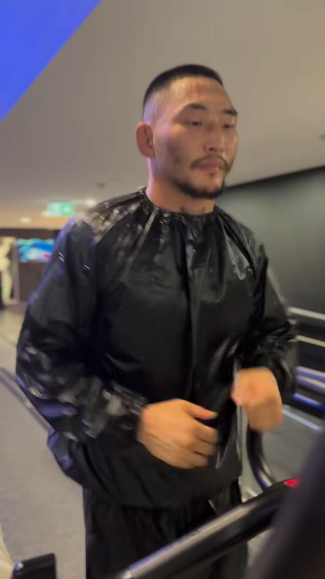 냠자르갈 트멘뎀베렐이 UFC312 플라이급(56.7㎏) 계체를 위해 감량하고 있다. 그러나 몸무게 2.72㎏ 초과로 박현성 상대 자격을 잃었다. 사진@nyamjargalmma 영상 화면