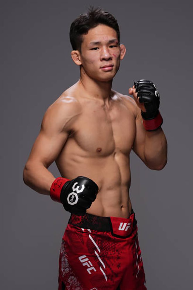 박현성이 2023년 12월 UFC 데뷔승 기념 촬영을 하고 있다. 사진=TKO