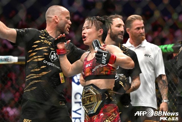 코메인 이벤트로 열린 여성 스트로급 타이틀전에선 챔피언 장웨일리가 ‘무패 행진’ 타티아나 수아레스를 5라운드 판정승으로 꺾고 3차 방어에 성공했다. 사진(시드니 호주)=AFPBBNews=News1