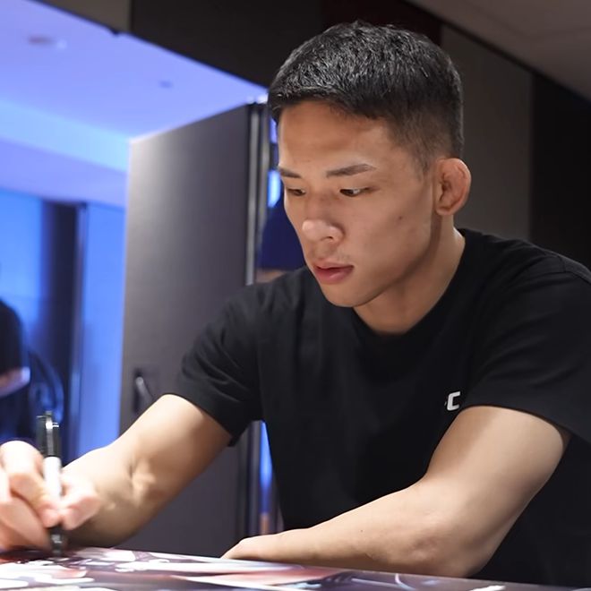 박현성이 UFC312 호주 시드니 개최 홍보 포스터에 친필로 서명하고 있다. 사진=TKO