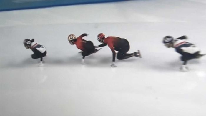 한국 남자 쇼트트랙 대표팀의 박지원(왼쪽부터 첫 번째)에 이어 2위로 트랙을 돌고 있는 린샤오쥔(두 번째)을 중국 대표팀 동료 쑨룽(세 번째)이 손으로 밀어주고 있는 듯한 장면. 사진=중계화면 캡처