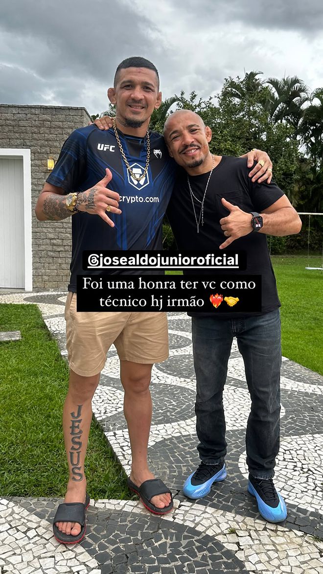 종합격투기 선수 미우송 카스트루(왼쪽)가 2월8일 브라질 파라나주 캄푸라르구 배드보이 아웃렛 홍보 광고 제작 현장을 찾은 초대 UFC 페더급 챔피언 조제 아우두와 기념 촬영을 하고 있다. 사진=Badboy Brasil Outlet Oficial