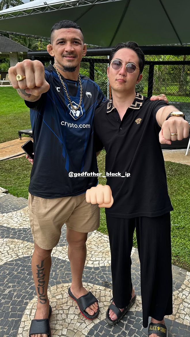 종합격투기 선수 미우송 카스트루(왼쪽)가 2월8일 브라질 파라나주 캄푸라르구 배드보이 아웃렛 홍보 광고 제작 현장을 찾은 블랙컴뱃 박평화 대표와 기념 촬영을 하고 있다. 사진=Badboy Brasil Outlet Oficial