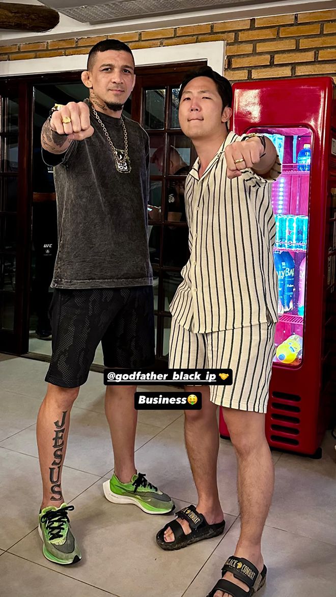 종합격투기 선수 미우송 카스트루(왼쪽)가 2월9일 브라질 파라나주 캄푸라르구 배드보이 아웃렛 행사장을 찾은 블랙컴뱃 박평화 대표와 기념 촬영을 하고 있다. 사진=Badboy Brasil Outlet Oficial