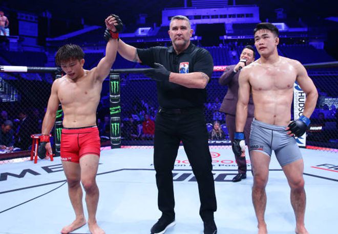 일본레슬링협회 선수권대회 자유형 금메달리스트 하라구치 신(왼쪽)이 AFC 챔피언 박재현을 제치고 Road to UFC 시즌2 라이트급 결승 진출 선언을 받고 있다. 사진=TKO