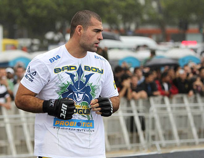 미국 스포츠 패션 브랜드 ‘배드보이’ 상의를 입은 제11대 UFC 라이트헤비급 챔피언 마우리시우 후아가 2011년 8월 브라질 리우데자네이루 코파카바나 해변에서 공개 연습을 하고 있다. 사진=TKO