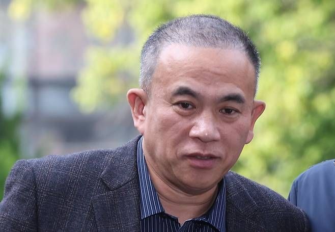 김건희 여사 공천 개입 의혹과 미래한국연구소의 불법 여론조사 의혹 등 사건의 핵심 인물인 명태균씨가 지난해 11월 14일 오후 경남 창원시 성산구 창원지방법원(창원지법)에 구속 전 피의자 심문(영장실질심사)을 받기 위해 출석하고 있다. [사진 출처 = 연합뉴스]