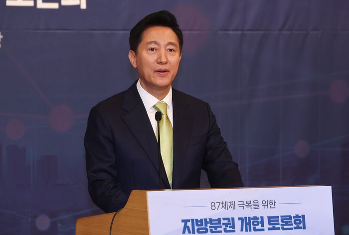 오세훈 서울시장이 지난 12일 서울 여의도 국회 도서관에서 열린 ‘87체제 극복을 위한 지방분권 개헌 토론회’에서 개회사를 하고 있다. [사진 출처 = 연합뉴스]