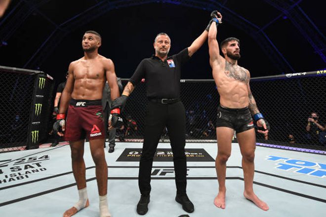 일리아 토푸리아(오른쪽)가 2020년 10월 UFC on ESPN+ 37 승리 선언을 받고 있다. 데뷔전을 이긴 후 1226일 만에 제6대 UFC 페더급 챔피언이 된다. 4연승이 무산된 유세프 잘랄은 UFC 3연패 및 4경기 연속 무승에 빠진다. 사진=TKO