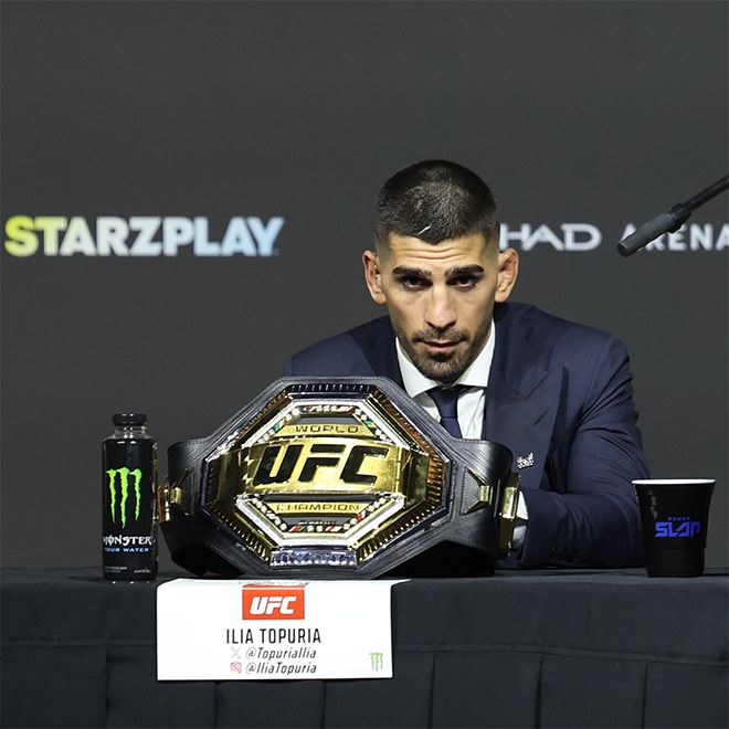 제6대 UFC 페더급 일리아 토푸리아가 2024년 10월 타이틀 1차 방어전 D-2 기자회견 중 생각에 잠겨 있다. 사진=EPA=연합뉴스 제공