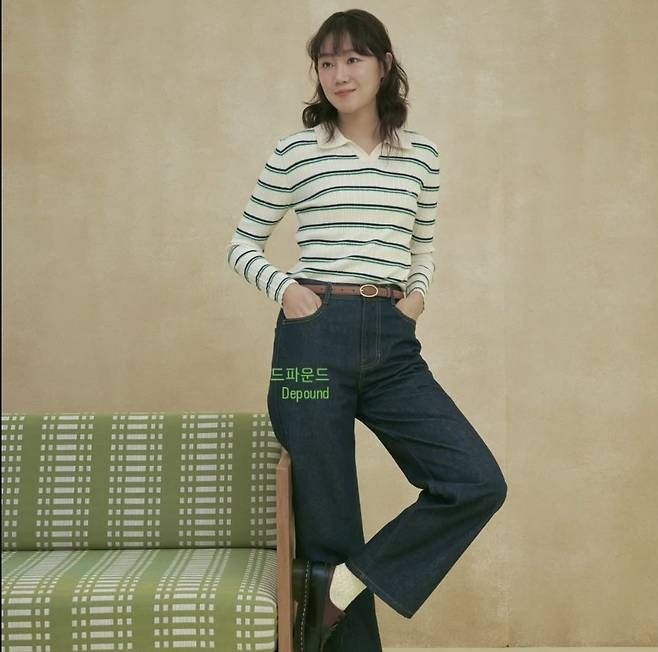 공효진은  하이웨이스트 데님 팬츠를 매치해 레트로 감성을 한층 강조하며, 빈티지한 분위기를 극대화했다.사진=공효진 SNS