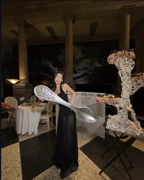 블랙핑크 제니가 독특한 콘셉트의 사진을 공개하며 눈길을 사로잡았다. 사진=제니 SNS