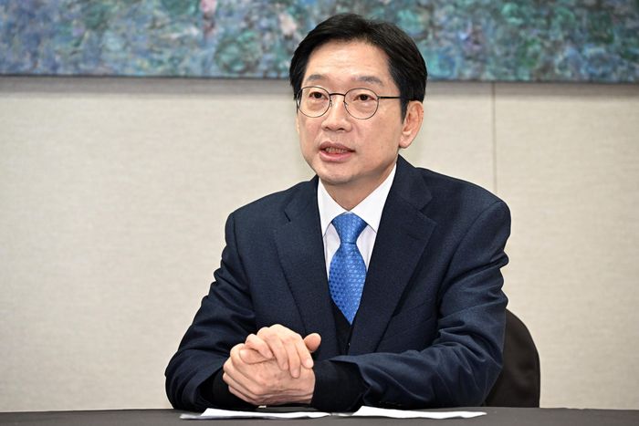 김경수 전 경남도지사가 지난 13일 국회에서 이재명 더불어민주당 대표를 만나 인사말을 하고 있다. [사진 출처 = 공동취재단, 연합뉴스]