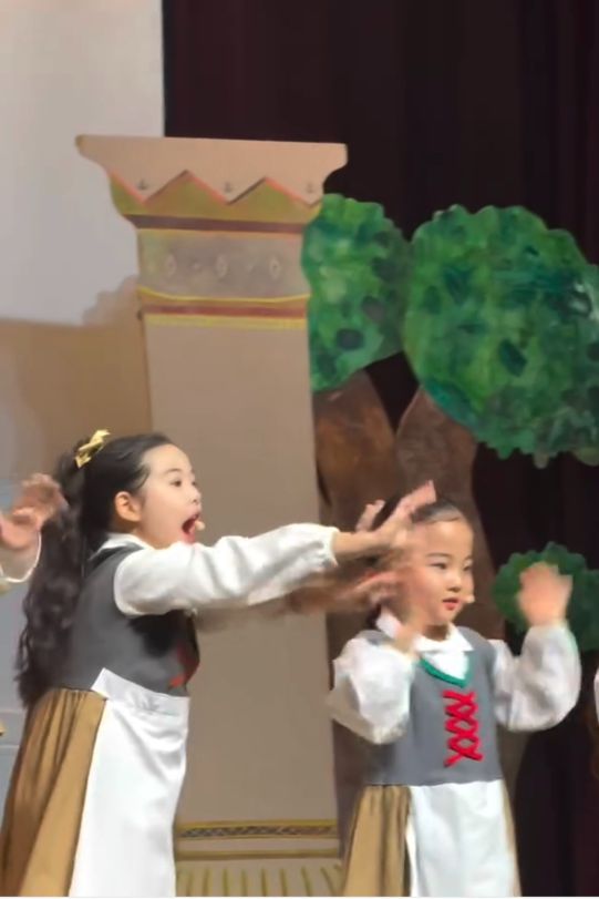 로아는 뮤지컬 ‘사운드 오브 뮤직’의 한 장면을 연기하며 사랑스러운 표정과 자연스러운 무대 매너로 시선을 사로잡았다.사진=조윤희 SNS