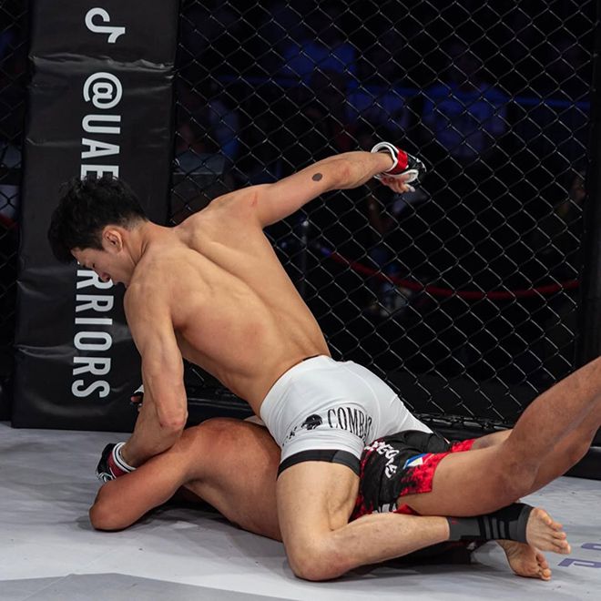 김태균(위)이 2024년 1월 아랍에미리트 아부다비의 무바달라 아레나에서 UFC 칼스 존 데토마스를 압도하고 있다. 사진=UAE Warriors