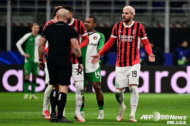 에르난데스의 어리석은 다이빙은 밀란의 ‘광탈’로 이어졌다. 사진(밀라노 이탈리아)=AFPBBNews=News1