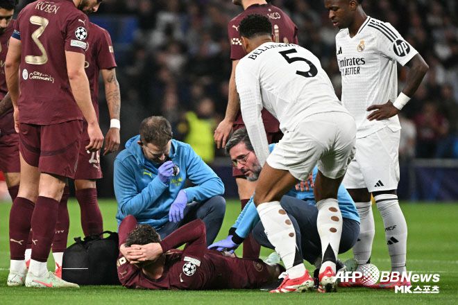 전반 5분 만에 그라운드에 주저앉은 스톤스. 사진=AFPBBNews=News1