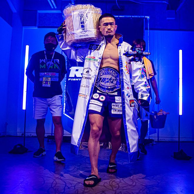 가스가이 다케시가 2021년 10월 일본 HEAT 챔피언 벨트를 허리에 두른 채 라이진 두 번째 출전을 위해 입장하고 있다. 사진=RIZIN FF