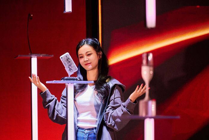 실체 없는 대상이 가치를 갖는 현대 사회의 모순을 그린 연극 ‘애나 엑스’. 글림컴퍼니