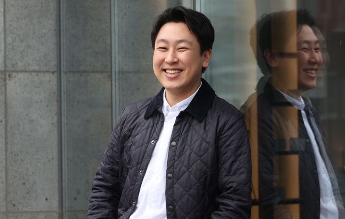연극 ‘애나 엑스’를 연출한 김지호 연출가. 이승환 기자