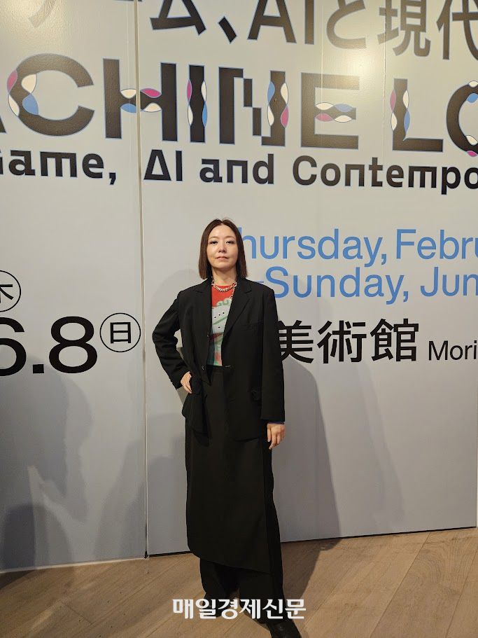 미디어아트 김아영 작가가 최근 일본 도쿄 미나토구 모리미술관에서 개막한 ‘머신 러브’ 전시회 포스트에서 포즈를 취하고 있다. [도쿄 이승훈 특파원]