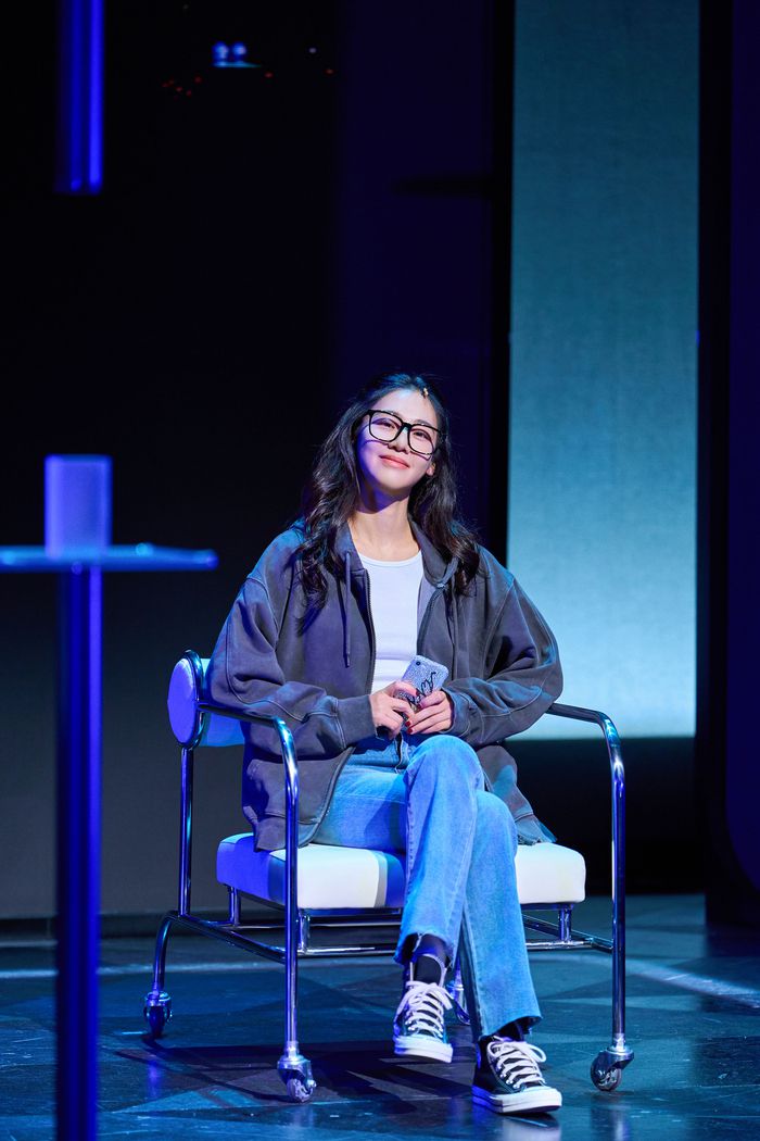 실체 없는 대상이 가치를 갖는 현대 사회의 모순을 그린 연극 ‘애나 엑스’. 글림컴퍼니